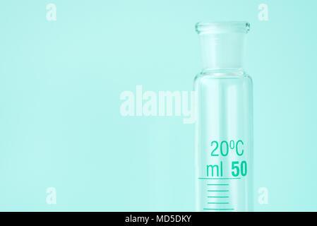 Verrerie de laboratoire volumétrique cylindre de mixage avec copie espace vierge Banque D'Images