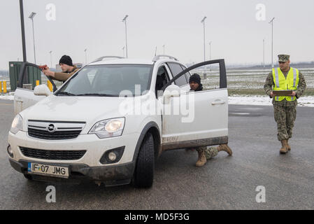 180321-N-BK435-0026 DEVESELU, Roumanie (21 mars 2018) marins affectés à l'installation de soutien naval Deveselu effectuer une inspection du véhicule lors d'une évaluation de scénarios pour une évaluation de l'état de préparation opérationnelle. NSF Deveselu AAMDS et Roumanie sont situés dans la base militaire roumaine 99e et jouer un rôle clé dans la défense antimissile balistique en Europe orientale. (U.S. Photo par marine Spécialiste de la communication de masse 1re classe Jeremy Starr/libérés) Banque D'Images