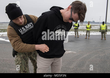 180321-N-BK435-0101 DEVESELU, Roumanie (21 mars 2018) Master-at-Arms Seaman Carson Marshall, gauche, attribué à l'installation de soutien naval Deveselu, menottes Master-at-Arms 3 classe Blake Carter lors d'une évaluation pour une évaluation de l'état de préparation opérationnelle. NSF Deveselu AAMDS et Roumanie sont situés dans la base militaire roumaine 99e et jouer un rôle clé dans la défense antimissile balistique en Europe orientale. (U.S. Photo par marine Spécialiste de la communication de masse 1re classe Jeremy Starr/libérés) Banque D'Images