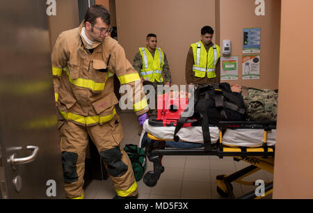 180321-N-BK435-0226 DEVESELU, Roumanie (21 mars 2018) marins affectés à l'installation de soutien naval Deveselu participer à un tireur actif scénario avec les pompiers de base lors d'une évaluation de l'état de préparation opérationnelle. NSF Deveselu AAMDS et Roumanie sont situés dans la base militaire roumaine 99e et jouer un rôle clé dans la défense antimissile balistique en Europe orientale. (U.S. Photo par marine Spécialiste de la communication de masse 1re classe Jeremy Starr/libérés) Banque D'Images