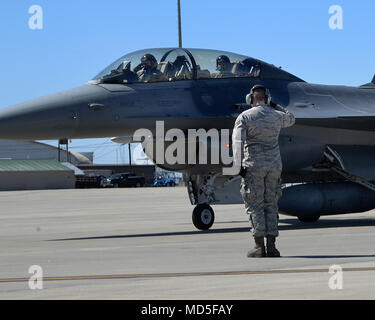 Les cadres supérieurs de l'US Air Force Airman Mark T. Cavanaugh, un chef d'équipe avec la 177e Escadre de chasse, New Jersey Air National Guard, marshals Un F-16D Fighting Falcon pour le décollage à la dominance de l'air dans le centre de Savannah, Géorgie, le 15 mars 2018. Le 177e FW a participé à un air-air à l'exercice de formation pour renforcer les capacités de combat de l'air et la formation d'atteindre plusieurs mises à niveau. (U.S. Photo de la Garde nationale aérienne Aviateur Senior Cristina J. Allen) Banque D'Images