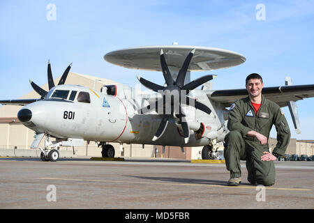 Air Force le capitaine Elias Yousefi, pose devant un E-2C Hawkeye de la Marine aéroportée de détection lointaine de l'avion de l'Aviation Navale Warfighting Centre de développement, de la base aéronavale de FALLON, Nevada, sur la ligne de vol le 8 mars 2018, Tinker Air Force Base, Texas. Yousefi est sur l'échange inter-services dans la Marine et a l'avion et son équipage à Tinker AFB pour montrer leurs capacités et possibilités d'un programme d'échange de leur E-3 Système aéroporté d'alerte et de contrôle de la communauté au sein du 552nd Air Control Wing, l'Air Combat Command. (U.S. Air Force photo/Greg L. Davis) Banque D'Images