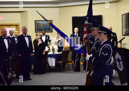 Les membres de l'Whiteman Air Force Base sur la garde d'honneur effectuer un détail des couleurs avant le début de la cérémonie d'intronisation en chef à Whiteman AFB, Mo., 16 mars 2018. La cérémonie d'intronisation a lieu chaque année à introduire de nouveaux membres du plus haut rang enrôlés et célébrer le patrimoine de la Force aérienne. (U.S. Photo de l'Armée de l'air par le sergent. Joel Pfiester) Banque D'Images