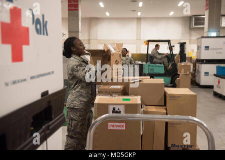 U.S. Air Force d'un membre de la 1re classe Ashley Cromwell, 18e Groupe médical Technicien de matériel médical, les piles de boîtes de fournitures médicales, le 21 mars 2018, à Kadena Air Base, au Japon. De nombreux éléments, tels que des trousses de premiers soins et des médicaments, doit être vérifié pour la qualité avant de pouvoir quitter l'entrepôt. (U.S. Photo de l'Armée de l'air par la Haute Airman Quay Drawdy) Banque D'Images