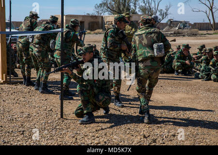 Des soldats iraquiens attribué à 1er Bataillon, 74e Brigade conduite prix centre d'exercices pendant l'opération urbaine s'entraîner au Camp Taji, l'Iraq, le 18 mars 2018. Le programme lors de l'amélioration de la capacité des partenaires nationaux comprend : le leadership, l'éthique et droit de la guerre et la formation. De plus, les recrues sont enseignées la navigation terrestre, la formation médicale de base, les compétences de l'infanterie et des petites unités tactiques. (U.S. Photo de l'armée par la CPS. Audrey Ward) Banque D'Images