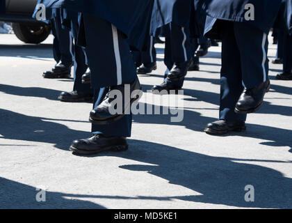 Garde d'honneur de l'US Air Force gardes de cérémonie de mars dans le sud Boston Parade de la Saint-Patrick à Boston, le 18 mars 2018. La garde de promouvoir la mission de l'Armée de l'air en montrant l'attention au détail, l'excellence et de la discipline au niveau public et lieux militaires pour recruter, retenir et inspirer les aviateurs. (U.S. Air Force photo par un membre de la 1re classe Valentina Viglianco) Banque D'Images