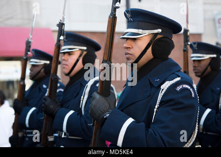 Navigant de première classe Liam Cain, droite, et d'autres sur la garde d'honneur de l'US Air Force, gardes de cérémonie de mars dans le sud Boston Parade de la Saint-Patrick à Boston, le 18 mars 2018. Cain, un natif de Boston, a eu l'occasion d'effectuer en personne pour sa famille et ses amis pour la première fois au cours de l'événement. (U.S. Air Force photo par un membre de la 1re classe Valentina Viglianco) Banque D'Images