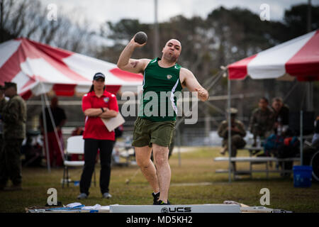 Le Corps des Marines des États-Unis. Mathew Maddux lance une tournée pendant le procès du Marine Corps 2018 field event au Marine Corps Base Camp Lejeune, N.C., 20 mars 2018. Le Marine Corps cliniques favorise la récupération et réadaptation par l'adaptive la participation au sport et développe la camaraderie entre les membres du service de récupération (RSM) et des anciens combattants. C'est l'occasion pour RSM pour montrer leurs réalisations et est le principal lieu d'exposition pour sélectionner Marine Corps participants pour le DoD Warrior Jeux. (U.S. Marine Corps photo par le Cpl. Julien Rodarte) Banque D'Images