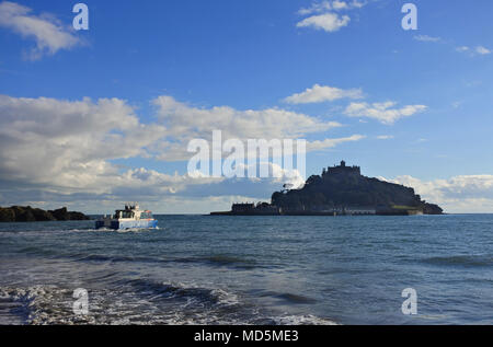 St Michael's Mount avec les résidents de transport amphibie ferry vers l'île - John Gollop Banque D'Images