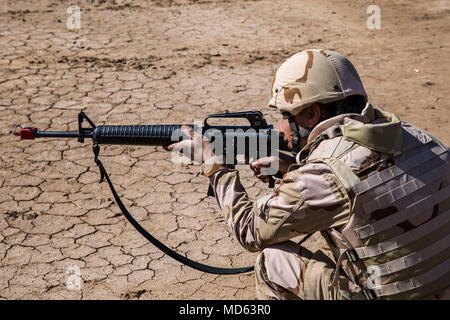 Un soldat irakien affecté au 1er Bataillon, 74e Brigade de la sécurité pendant l'opération urbaine s'entraîner au Camp Taji, l'Iraq, le 18 mars 2018. Le programme lors de l'amélioration de la capacité des partenaires nationaux comprend : le leadership, l'éthique et droit de la guerre et la formation. De plus, les recrues sont enseignées la navigation terrestre, la formation médicale de base, les compétences de l'infanterie et des petites unités tactiques. (U.S. Photo de l'armée par la CPS. Audrey Ward) Banque D'Images