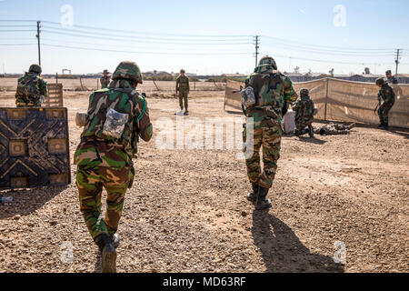 Des soldats iraquiens attribué à 1er Bataillon, 74e Brigade conduite tactique simulé les soins aux blessés au combat au cours de l'opération urbaine s'entraîner au Camp Taji, l'Iraq, le 18 mars 2018. Le programme lors de l'amélioration de la capacité des partenaires nationaux comprend : le leadership, l'éthique et droit de la guerre et la formation. De plus, les recrues sont enseignées la navigation terrestre, la formation médicale de base, les compétences de l'infanterie et des petites unités tactiques. (U.S. Photo de l'armée par la CPS. Audrey Ward) Banque D'Images