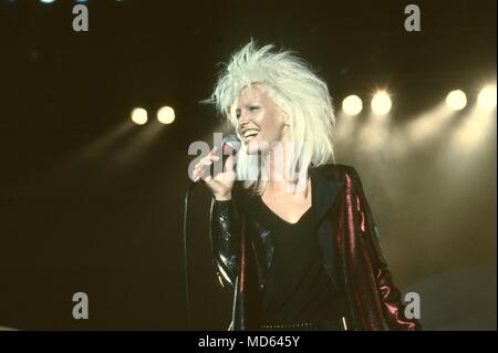 La chanteuse Patty Pravo, concert de charité pour les victimes de la catastrophe dans la vallée de Stava, Trento, Septembre 1985 Banque D'Images