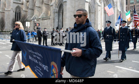 Navigant de première classe Liam Caïn, center, U.S. Air Force Garde de cérémonie de la garde d'honneur, est titulaire d'une bannière au cours de la New York City Saint Patrick's Day Parade, le 17 mars 2018. La garde d'honneur de l'Armée de l'air suivie de leur nouvelle performance de New York en marchant dans le Boston St. Patrick's Day Parade. (U.S. Air Force photo par un membre de la 1re classe Valentina Viglianco) Banque D'Images