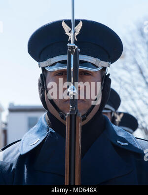 Navigant de première classe Liam Caïn, U.S. Air Force sur la garde d'honneur Garde de cérémonie, effectue une manoeuvre de fusil au cours de la Boston Parade de la Saint Patrick à Boston, le 18 mars 2018. Caïn a fait partie de l'équipe américaine de la tournée de promotion de nord-est à partir de 16 au 19 mars. (U.S. Air Force photo par un membre de la 1re classe Valentina Viglianco) Banque D'Images