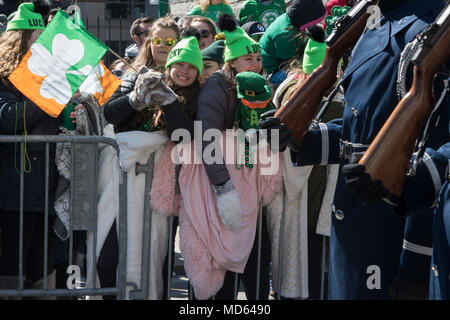 South Boston St. Patrick's Day Parade participants regardez comme la garde d'honneur de l'US Air Force passe par pendant le défilé à Boston, le 18 mars 2018. L'équipe a participé à des défilés de la Saint-Patrick à New York et à Boston, avec les deux faire partie de la garde d'honneur aux États-Unis tournée nord-est de recruter, de conserver et d'inspirer d'aviateurs. (U.S. Air Force photo par un membre de la 1re classe Valentina Viglianco) Banque D'Images