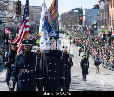 Garde d'honneur de l'US Air Force gardes de cérémonie de mars dans le sud Boston Parade de la Saint-Patrick à Boston, le 18 mars 2018. L'événement a fait partie de l'équipe américaine de la tournée de promotion de nord-est, qui comprenait à la fois le Boston et New York City le jour de la Saint Patrick des défilés, ainsi que pour quatre visites d'une école secondaire locale. (U.S. Air Force photo par un membre de la 1re classe Valentina Viglianco) Banque D'Images