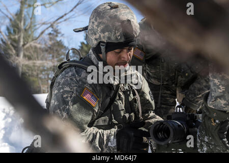 L'ARMÉE AMÉRICAINE Pvt. Humberto Perez avec le Siège de l'entreprise et de l'Administration centrale, 479ème bataillon du génie, 411e, 412e Brigade Ingénieur Ingénieur Théâtre assemble commande un M2A1 machine gun à l'intérieur de la simulation d'une position de tir rapide au cours de l'exercice de formation de force prêt violation à Fort Drum, New York, mars 20, 2018. Violation Force prête valide la compétence linguistique et l'état de préparation de la 479ème bataillon du génie d'effectuer des opérations d'urgence dans le monde entier. (U.S. Photo de l'armée par le Sgt. Andrew Carroll) Banque D'Images