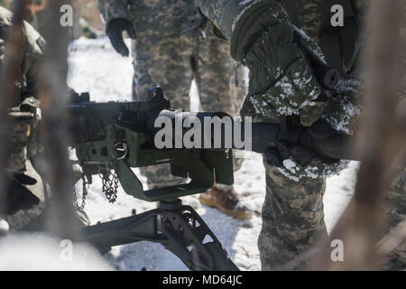 La CPS. Anthony Wilson avec le Siège de l'entreprise et de l'Administration centrale, 479ème bataillon du génie, 411e, 412e Brigade Ingénieur Ingénieur Théâtre assemble commande un M2A1 machine gun à l'intérieur de la simulation d'une position de tir rapide au cours de l'exercice de formation de force prêt violation à Fort Drum, New York, mars 20, 2018. Violation Force prête valide la compétence linguistique et l'état de préparation de la 479ème bataillon du génie d'effectuer des opérations d'urgence dans le monde entier. (U.S. Photo de l'armée par le Sgt. Andrew Carroll) Banque D'Images