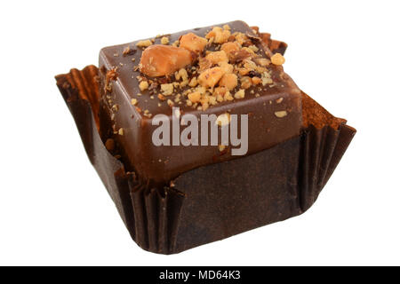 Cube chocolat unique isolé sur fond blanc Banque D'Images