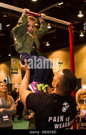 RENO, NV - 4 ans Laren Brooks Leuschel de Greenville, Caroline du Sud, effectue une remontée avec l'aide de Sgt. Angel Laracuente, une fourniture pour Marine Marine Corps 12ème arrondissement, à l'égard des femmes dans l'Aviation, International (WAI) 29e colloque annuel à Reno, Nevada, le 23 mars. Marines à WAI de susciter une prise de conscience pour les possibilités de carrière dans le Corps des marines tout en s'engageant avec hautement qualifiées et les personnes influentes. Le symposium du 29e WAI tombe sur les 100 ans de service des femmes dans le Corps des Marines des États-Unis, une étape importante célébrée par des aviateurs et Banque D'Images