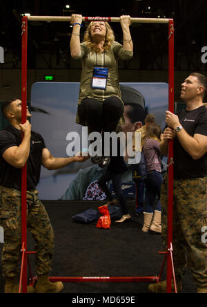 RENO, NV - Julie Spencer, un analyste de la société Boeing, effectue une remontée avec les encouragements de Sgt. Angel Laracuente, une fourniture pour Marine 12ème District du Corps des Marines, et SSgt. Michael Bigelow, un recruteur à recruter des sous-station Elk Grove à Sacramento, en Californie, à l'égard des femmes dans l'Aviation, International (WAI) 29e colloque annuel à Reno, Nevada, 24 mars. Marines à WAI de susciter une prise de conscience pour les possibilités de carrière dans le Corps des marines tout en s'engageant avec hautement qualifiées et les personnes influentes. Le symposium du 29e WAI tombe sur les 100 ans de femme Banque D'Images