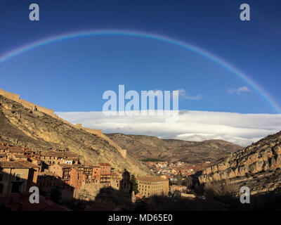 Le sud de l'Espagne petite ville de Albarracin au-dessus des nuages et avec un arc-en-ciel Banque D'Images