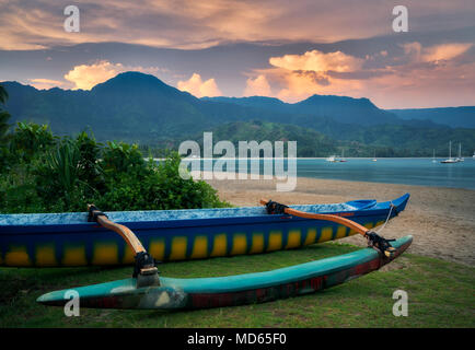 Pirogue sur la plage de Hanalei, avec le lever du soleil. Kauai, Hawaii Banque D'Images