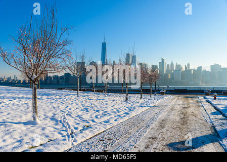 Vue panoramique de New York, Manhattan plus de Hudson River du Liberty State Park en hiver. New Jersey, USA. Banque D'Images