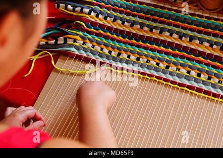 Mains Femme tissant un tapis fait main Banque D'Images