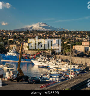 12-28-2016. Catane, Sicile, Italie. L'Etna vu de Ognina. Banque D'Images