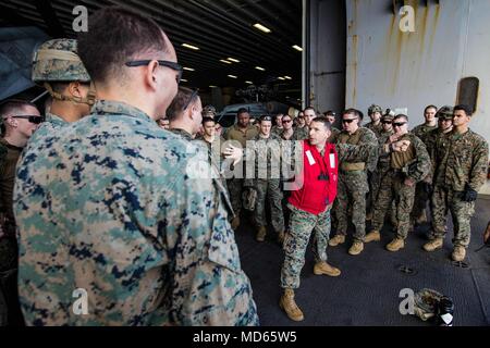 Mer Méditerranée (6 mars 2018) Les Marines américains affectés à la récupération d'aéronefs tactiques Personnel (TRAP), l'équipe 26e Marine Expeditionary Unit (MEU), écouter un exposé sur les mesures de sécurité avant le début de descendre en rappel la formation, à bord de la classe Wasp-navire d'assaut amphibie USS Iwo Jima (DG 7), le 6 mars 2018. Iwo Jima et la 26e MEU mènent des opérations navales dans la sixième flotte américaine zone d'opérations. (U.S. Marine Corps photo par Lance Cpl. Tojyea G. Matally/libérés) Banque D'Images