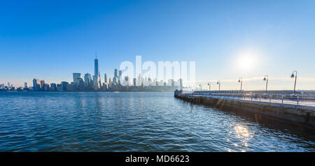 Vue panoramique de New York, Manhattan plus de Hudson River du Liberty State Park en hiver. New Jersey, USA. Banque D'Images