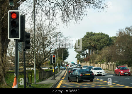 Voitures, automobiles sur une route principale très fréquentée à Poole, Dorset, Angleterre au début de l'heure de pointe du soir, UK Banque D'Images