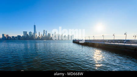 Vue panoramique de New York, Manhattan plus de Hudson River du Liberty State Park en hiver. New Jersey, USA. Banque D'Images