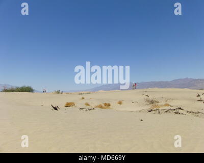 Quelques personnes. Les gens dans le désert. Dunes de sable du désert. Banque D'Images