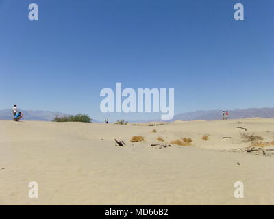 Quelques personnes. Les gens dans le désert. Dunes de sable du désert. Banque D'Images