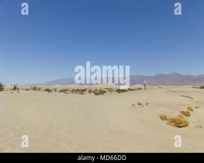 Quelques personnes. Les gens dans le désert. Dunes de sable du désert. Banque D'Images