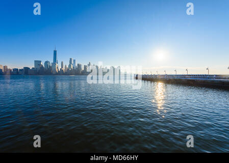 Vue panoramique de New York, Manhattan plus de Hudson River du Liberty State Park en hiver. New Jersey, USA. Banque D'Images