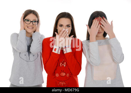 Trois filles comme trois singes. Trois jeunes filles s'amusant sur leur soirée pyjama en pyjama . Banque D'Images