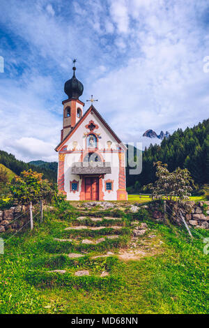 Église St Magdalena Village au pied des Dolomites, l'église Saint Jean à Saintes, Alpes, Italie Banque D'Images