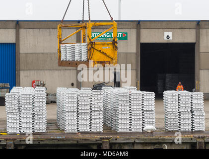 Rotterdam, Pays-Bas - 20 juillet 2015 : palettes de lingots de zinc sont préparées pour l'expédition à l'Europort Rotterdam, le plus grand port de fret. Banque D'Images