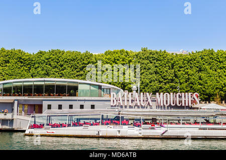 Restaurant sur le bateau Bateaux Mouches. Paris. France Banque D'Images