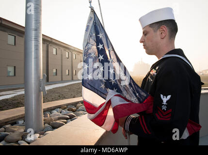 180329-N-BK435-0071 DEVESELU, Roumanie (28 mars 2018) Spécialiste en logistique 1ère classe Todd Lenoble, affecté à l'installation de soutien naval Deveselu, soulève l'enseigne au cours d'une célébration pour le 50e anniversaire de la guerre du Vietnam. NSF Deveselu AAMDS et Roumanie sont situés dans la base militaire roumaine 99e et jouer un rôle clé dans la défense antimissile balistique en Europe orientale. (U.S. Photo par marine Spécialiste de la communication de masse 1re classe Jeremy Starr/libérés) Banque D'Images