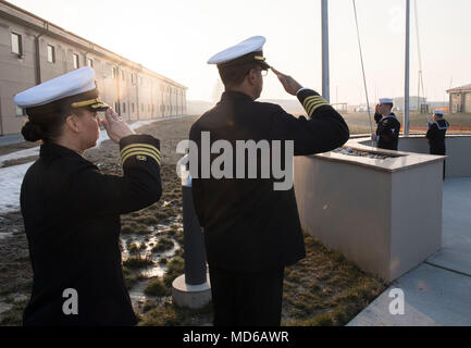 180329-N-BK435-0075 DEVESELU, Roumanie (28 mars 2018) Capt Charlos Washington, commandant de l'installation de soutien naval Deveselu, et ses marins pour saluer matin de couleurs à une célébration pour le 50e anniversaire de la guerre du Vietnam. NSF Deveselu AAMDS et Roumanie sont situés dans la base militaire roumaine 99e et jouer un rôle clé dans la défense antimissile balistique en Europe orientale. (U.S. Photo par marine Spécialiste de la communication de masse 1re classe Jeremy Starr/libérés) Banque D'Images