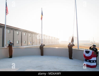 180329-N-BK435-0085 DEVESELU, Roumanie (28 mars 2018) marins affectés à l'installation de soutien naval Deveselu salue pour matin de couleurs à une célébration pour le 50e anniversaire de la guerre du Vietnam. NSF Deveselu AAMDS et Roumanie sont situés dans la base militaire roumaine 99e et jouer un rôle clé dans la défense antimissile balistique en Europe orientale. (U.S. Photo par marine Spécialiste de la communication de masse 1re classe Jeremy Starr/libérés) Banque D'Images