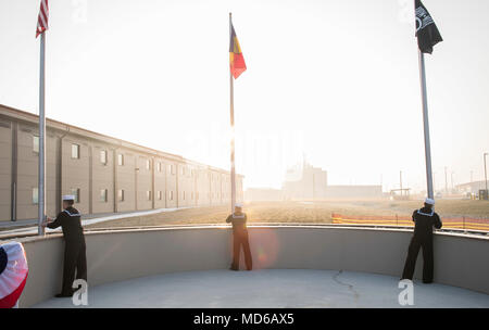 180329-N-BK435-0092 DEVESELU, Roumanie (28 mars 2018) marins affectés à l'installation de soutien naval Deveselu soulever les drapeaux au matin les couleurs pour un respect pour le 50e anniversaire de la guerre du Vietnam. NSF Deveselu AAMDS et Roumanie sont situés dans la base militaire roumaine 99e et jouer un rôle clé dans la défense antimissile balistique en Europe orientale. (U.S. Photo par marine Spécialiste de la communication de masse 1re classe Jeremy Starr/libérés) Banque D'Images