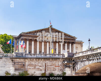 Palais de l'Assemblée nationale (Palais Bourbon) un immeuble gouvernemental, situé sur la rive gauche de la Seine. Vue depuis l'eau. Paris. France Banque D'Images