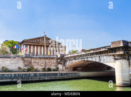 Palais de l'Assemblée nationale (Palais Bourbon) un immeuble gouvernemental, situé sur la rive gauche de la Seine. Vue depuis l'eau. Paris. France Banque D'Images