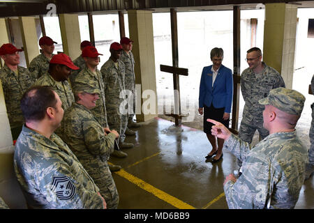 Secrétaire de l'Air Force Heather Wilson s'engage avec le leadership et aviateurs à la 19ème tir des forces de sécurité de base au cours de sa visite à la base aérienne de Little Rock, Ark., 27 mars 2018. Wilson a passé du temps séance d'aviateurs affectés à l'Air Force Base de C-130 le plus important dans le monde. (U.S. Air Force photo par un membre de la 1re classe Rhett Isbell) Banque D'Images