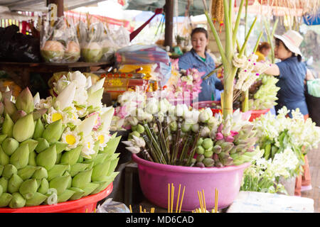 Siem Reap Cambodge - fleurs en vente sur un étal de fleurs, marché aux fleurs, la ville de Siem Reap, Cambodge Asie Banque D'Images